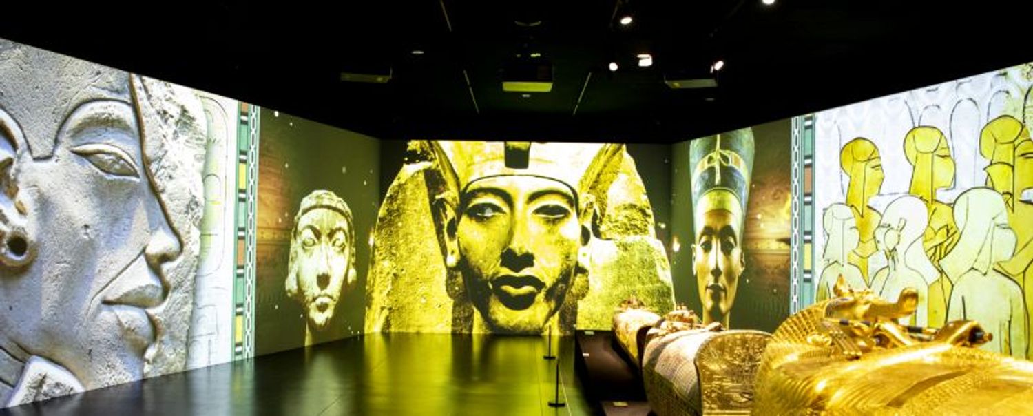ツタンカーメンの一生を描いたプロジェクション映像も。その前には豪華絢爛な棺の数々が順に並んでいる。／©ツタンカーメン・ミュージアム ©WORLD SCAN PROJECT