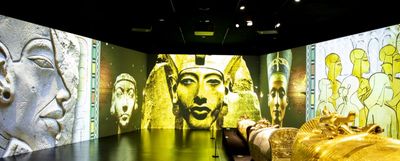 ツタンカーメンの一生を描いたプロジェクション映像も。その前には豪華絢爛な棺の数々が順に並んでいる。／©ツタンカーメン・ミュージアム ©WORLD SCAN PROJECT