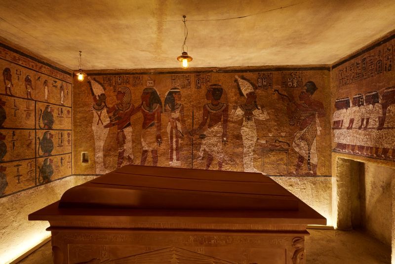 ツタンカーメン王墓の玄室。壁画には、ミイラとなったツタンカーメン王の冥界での儀式の様子などが描かれている。／©ツタンカーメン・ミュージアム 