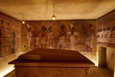 ツタンカーメン王墓の玄室。壁画には、ミイラとなったツタンカーメン王の冥界での儀式の様子などが描かれている。／©ツタンカーメン・ミュージアム 