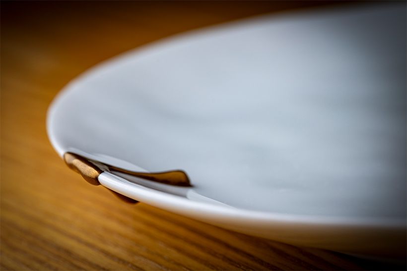 イデーのプレートの表と裏に液体が垂れているようなデザイン。はるみさんの友人の建築家に依頼されたもの。