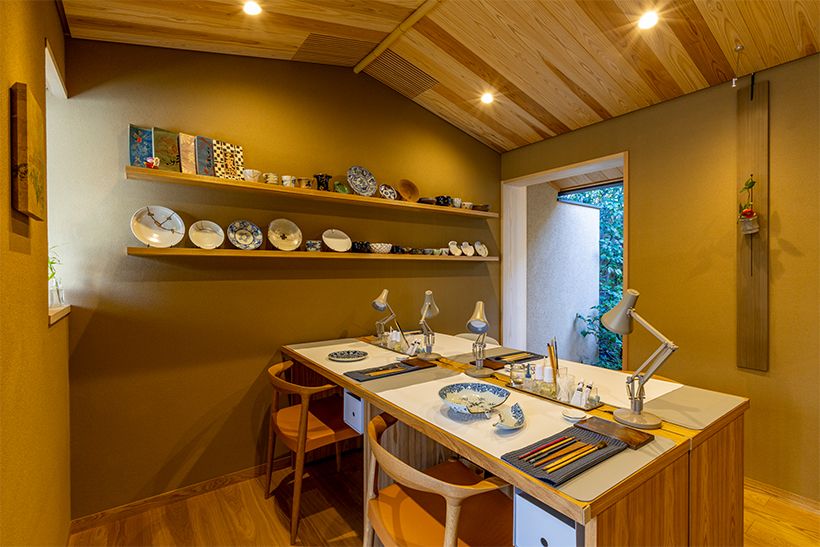 自宅に隣接して建てられた教室。設計は京都の建築家、横内敏人さん。レストランの個室のような雰囲気。