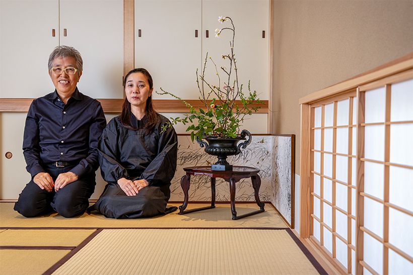 茶室にて、大工原正伸さん（左）とはるみさん（右）。