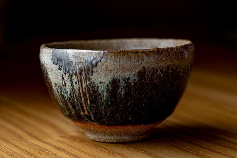 朝鮮唐津の酒器。釉薬の流れに合わせて、2種類の銀でしずく模様を描いた。