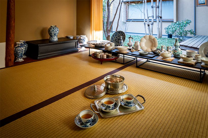 教室スペースの隣は、中庭に向けた広い窓のある茶室。デルフトの器のなかには、正伸さんが金継ぎしたものも。