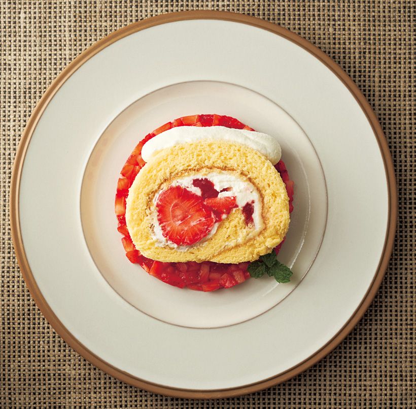 ふわふわ生地いちごロール：誰もが大好きな定番ロール。角切りいちごを敷いて盛れば、断面の赤がより映える美しいおもてなしに。