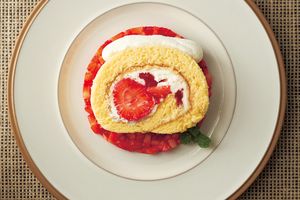 江口和明シェフの「いちごロールケーキ」レシピ。ふわふわ生地で旬を包む