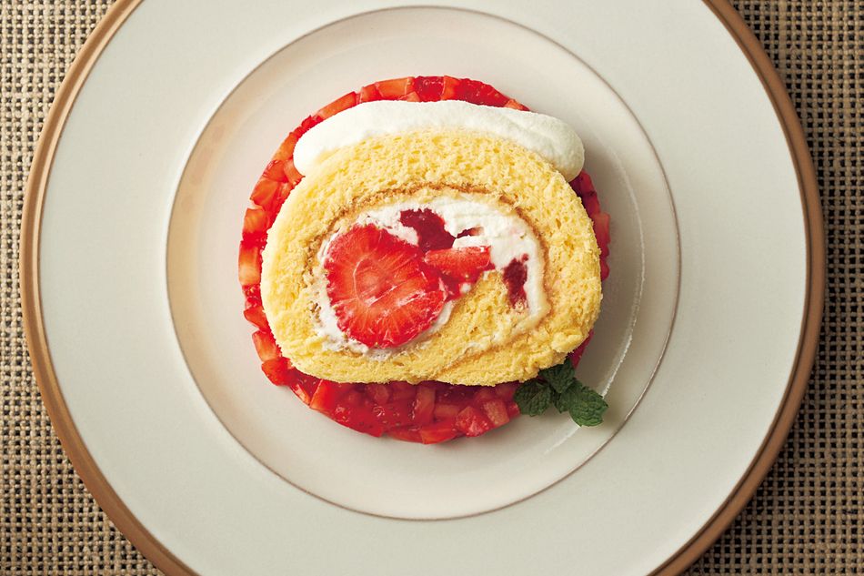 江口和明シェフの「いちごロールケーキ」レシピ。ふわふわ生地で旬を包む