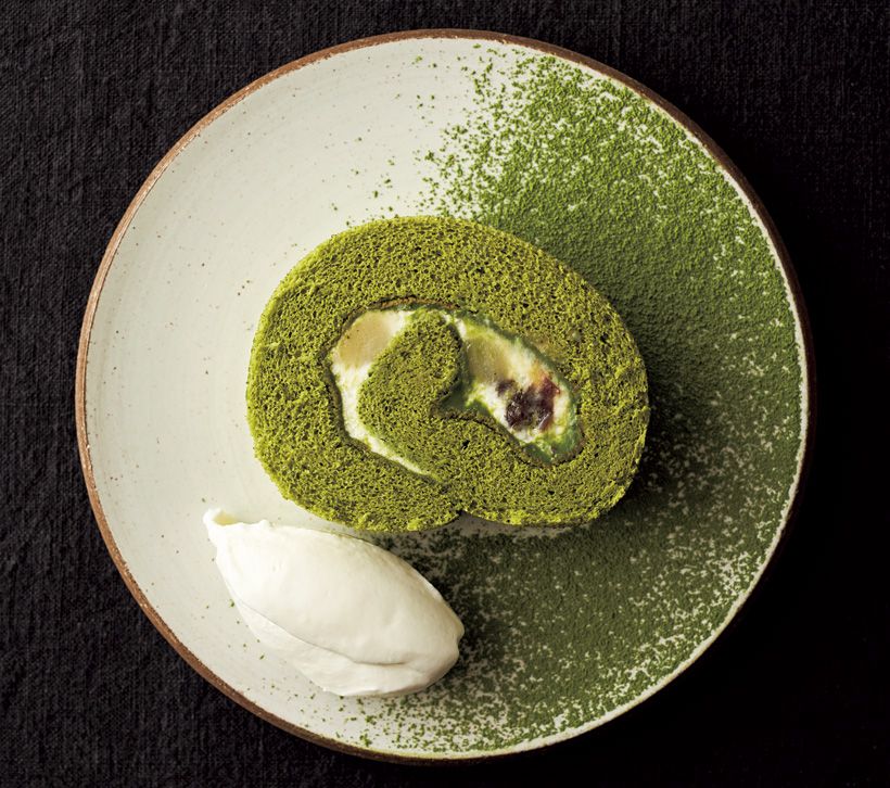 もっちり生地「抹茶ロール」：抹茶の味を濃厚に感じる生地で、抹茶入りのカスタードを巻き込んで。器には抹茶やクリームを添えて華やかに。