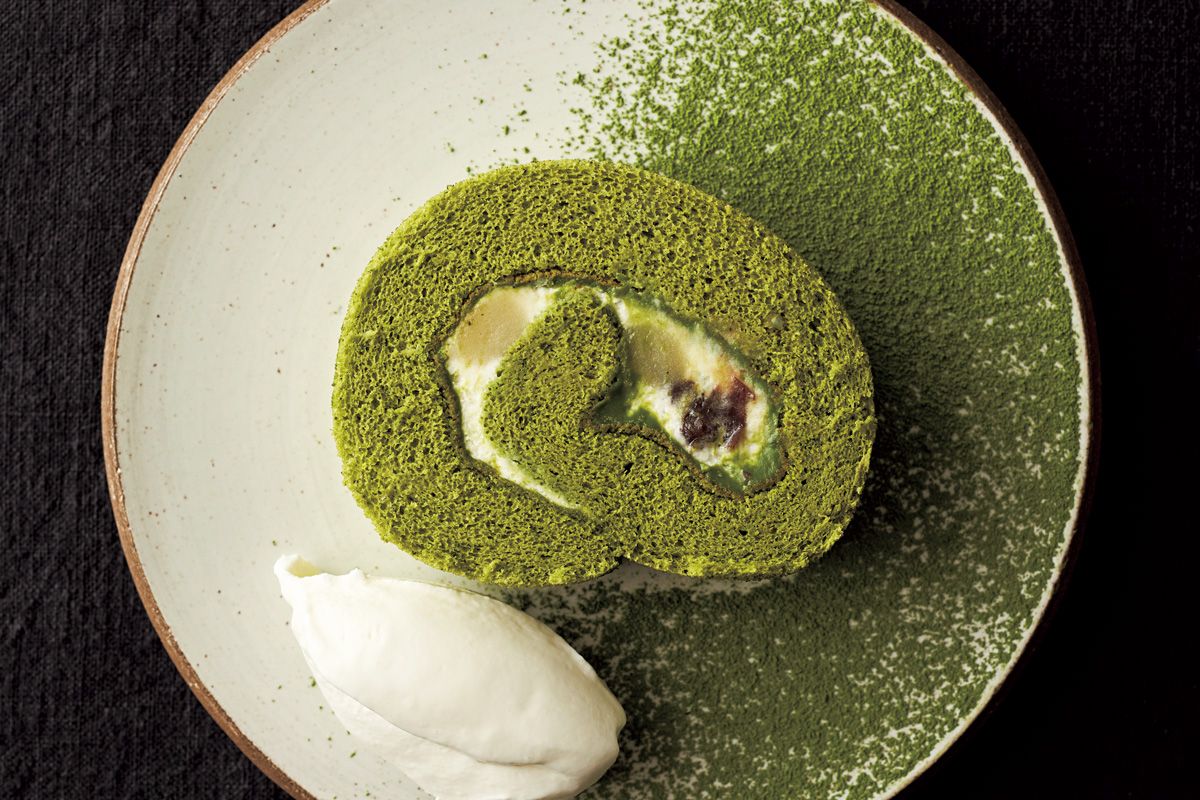 江口和明シェフ直伝「抹茶ロールケーキ」レシピ。米粉のもっちり生地が和になじむ