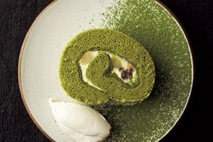 江口和明シェフ直伝「抹茶ロールケーキ」レシピ。米粉のもっちり生地が和になじむ