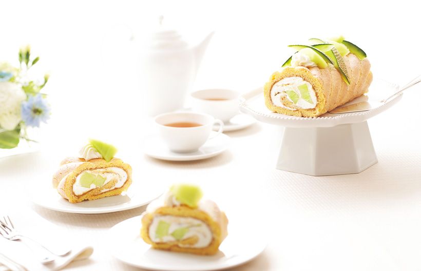 さっくり生地「メロンロール」：旬のメロンをたっぷり巻き込んだロールケーキ。アプリコットジャムの爽やかな酸味と紅茶風味のカスタードがメロンの濃厚な甘さと芳醇な香りを引き立てる。