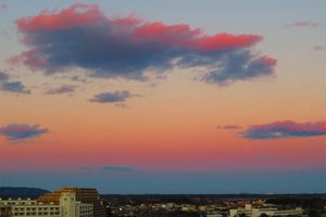 日の出前と日没後に見られる美しい空。地球の影とピンク色の帯「ビーナスベルト」