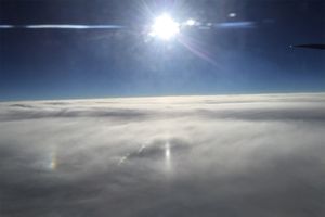 飛行機に乗ったらぜひ探したい！　氷の雲が魅せる3つの美しい現象と見つけ方