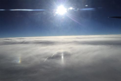 飛行機に乗ったらぜひ探したい！　氷の雲が魅せる3つの美しい現象と見つけ方