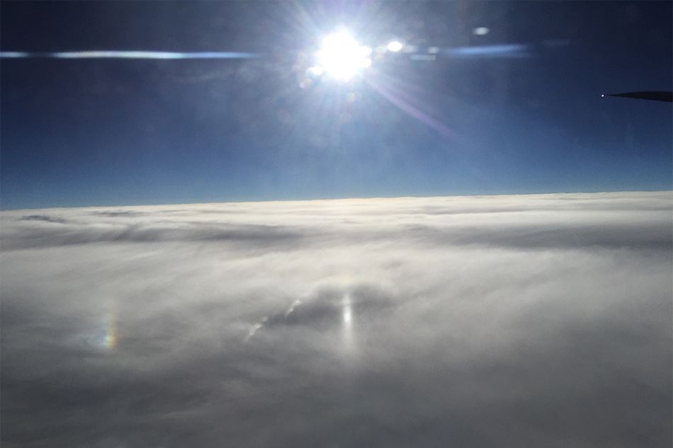 飛行機に乗ったらぜひ探したい！　氷の雲が魅せる3つの美しい現象と見つけ方