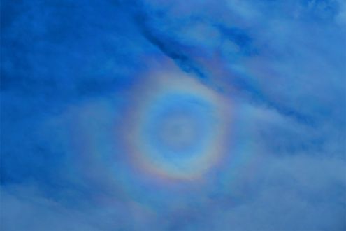 飛行機の窓から観察できる不思議な光の現象。ブロッケン現象と白虹で彩る空の風景