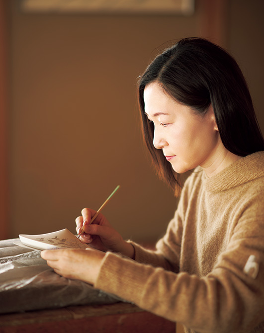 世界が注目する気鋭のうつわ作家・竹内瑠璃さん。命の息吹を繊細な筆致