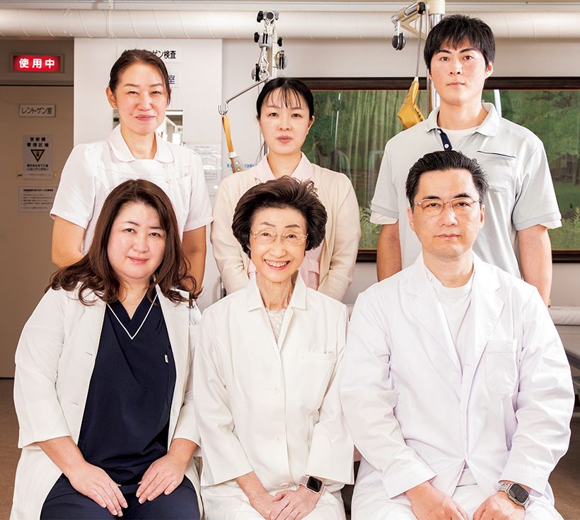 地域医療に貢献するため、27歳のときに夫と始めた「菅沼三田診療所」で今も副院長を務め、週に1回、診療を行っています。老年医学が専門の長女、院長を務める外科医の長男、診療所のスタッフたちも仕事における心強いパートナーです。