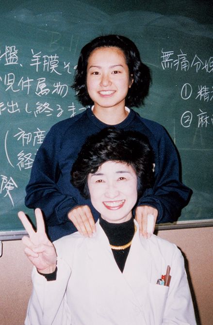 教員免許を取得し、42歳から57歳まで母校･慶應義塾女子高等学校で保健授業の講師を務め、人生に必要な医学の知識を教えました。教え子は約3000人にのぼり、今でも交流が続く人も。