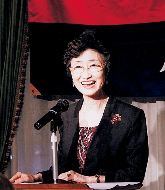 女性初の慶應医学会の評議員に。77歳のとき、慶應連合三田会の会長に女性で初めて就任し、約3年半務めました。引き受けたのは、後に続く女性たちのため。前年に夫を亡くして落ち込んでいましたが、使命感のおかげで立ち直ることができました。