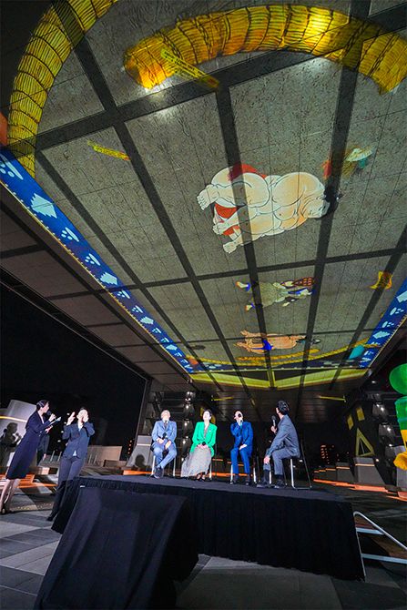 3階江戸東京ひろばには、大型映像の投影が行われる