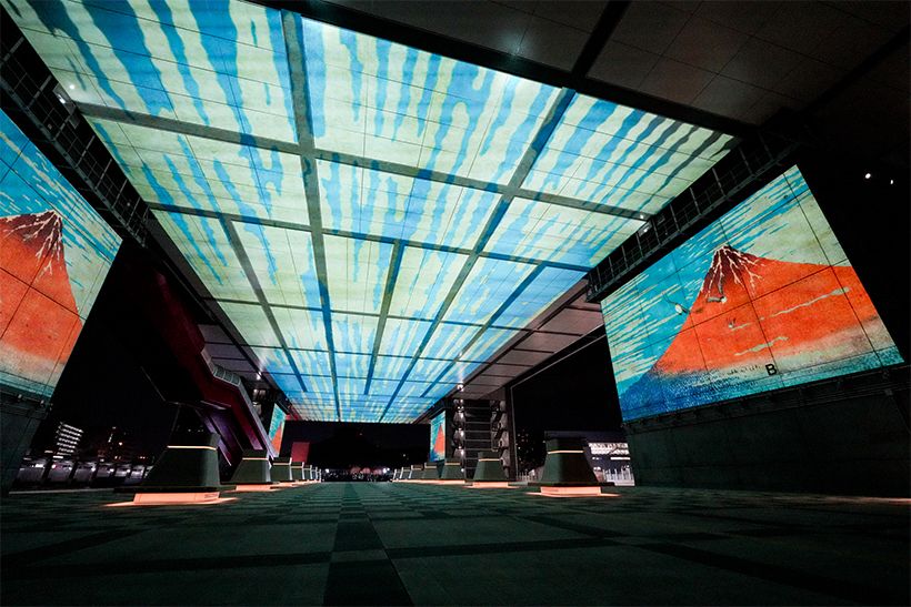 広場の天井に投影された葛飾北斎の浮世絵『赤富士』