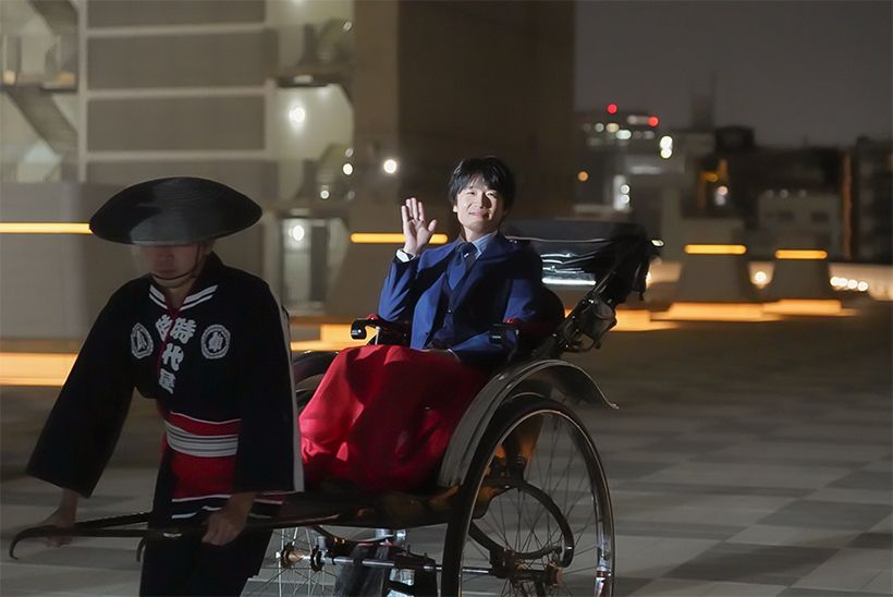 人力車に乗って登場した俳優の風間俊介さん