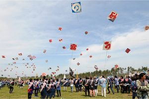 初夏の空に大凧を揚げる「浜松まつり」。凧揚げが盛んな理由は地形と風にあり