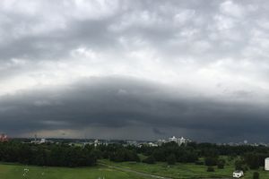 長くのびるロール状の雲「アーククラウド」とは？ 迫ってきたら突風に要注意