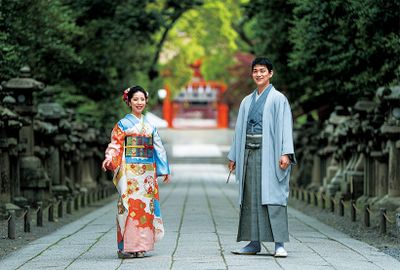 勝負の神様、石清水八幡宮。りくりゅうファンの間では、聖地の一つに認定ともいわれる。上・三ノ鳥居から南総門へ向かう参道。