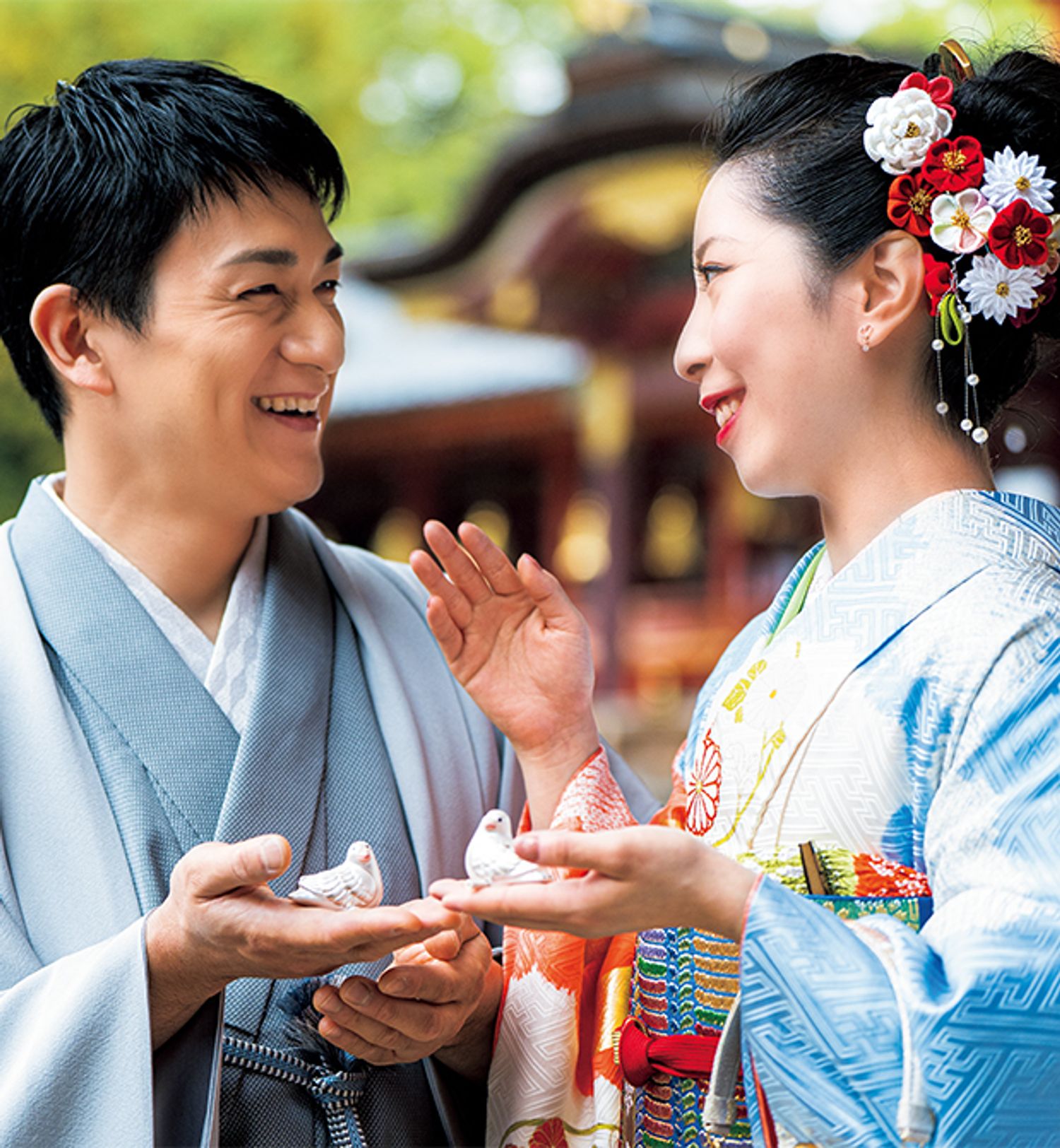 鳩みくじを手に。