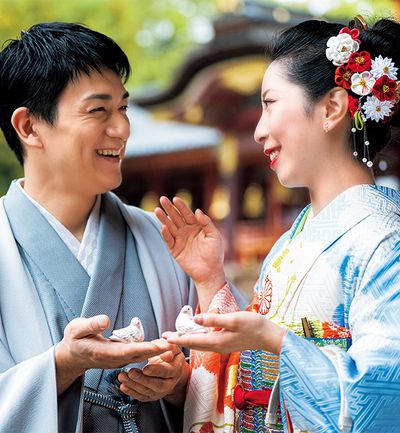 鳩みくじを手に。