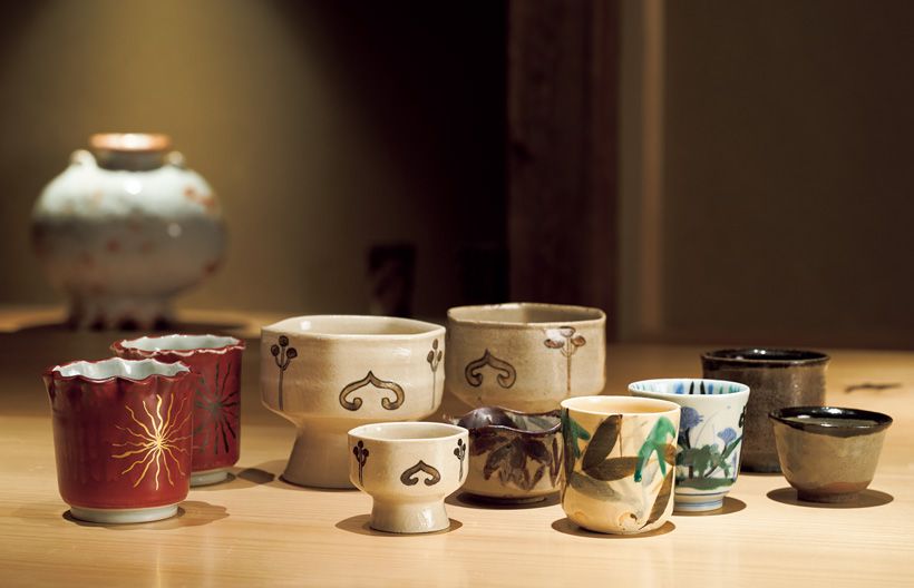 「獨歩」には、現代作家が宮澤さんの意見を求め、集まる。古い器を写し、学びたいという作家には宮澤さん所有の桃山時代の器や乾山、魯山人などを貸し出すことも。「当時の陶工の土との対話や視点を追体験し、作家自らが素材の根源へと遡る。その泥臭くも誠実な工程を経て初めて時代を超越する“本物の風格”が宿ると思います」。矢野直人さん、坂井咲子さん、安藤雅信さん、村田眞人さんの器と、写した古い器を並べて撮影。