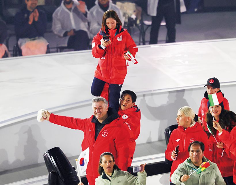 閉会式でもリフト！写真／森田直樹〈アフロスポーツ）