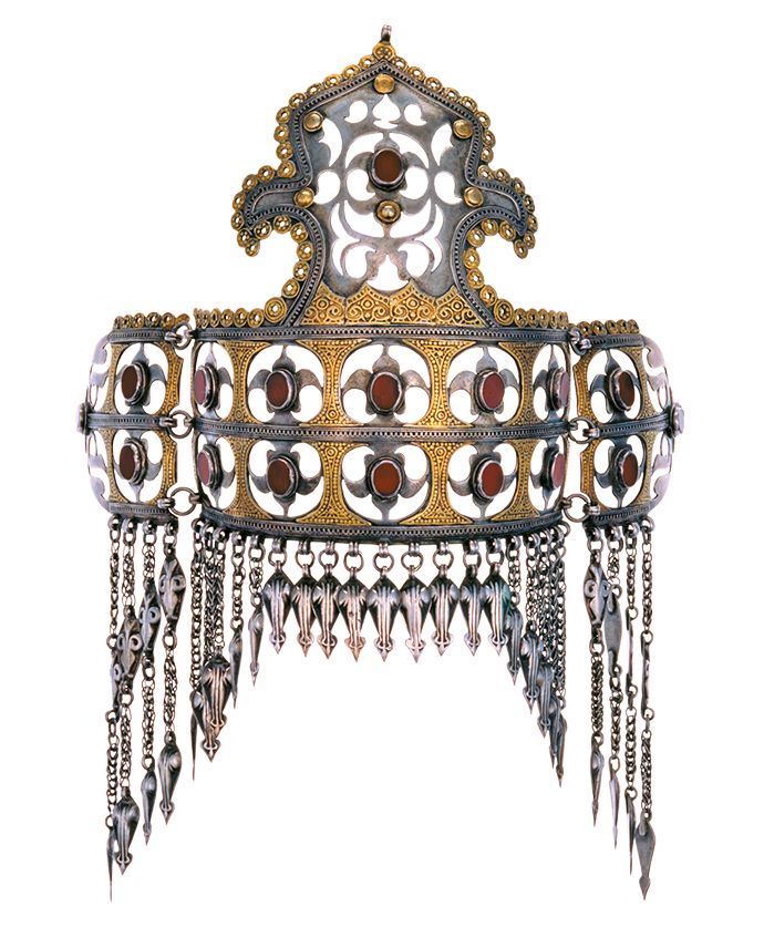 制作：北ヨムート族、トルクメン人　19世紀前半　銀、鍍金、カーネリアン