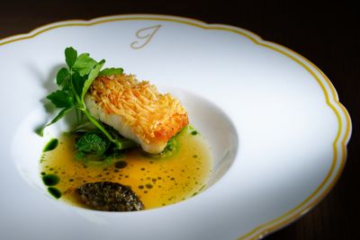 「甘鯛の鱗焼き」は"水都に広がる光の情景"を表現したひと皿。しっとりと柔らかな身に、鱗焼きのクリスピーな食感が重なり、骨から取った出汁を利かせたコンソメの風味が奥行きを添える。山菜のほろ苦さで春らしい気分に。