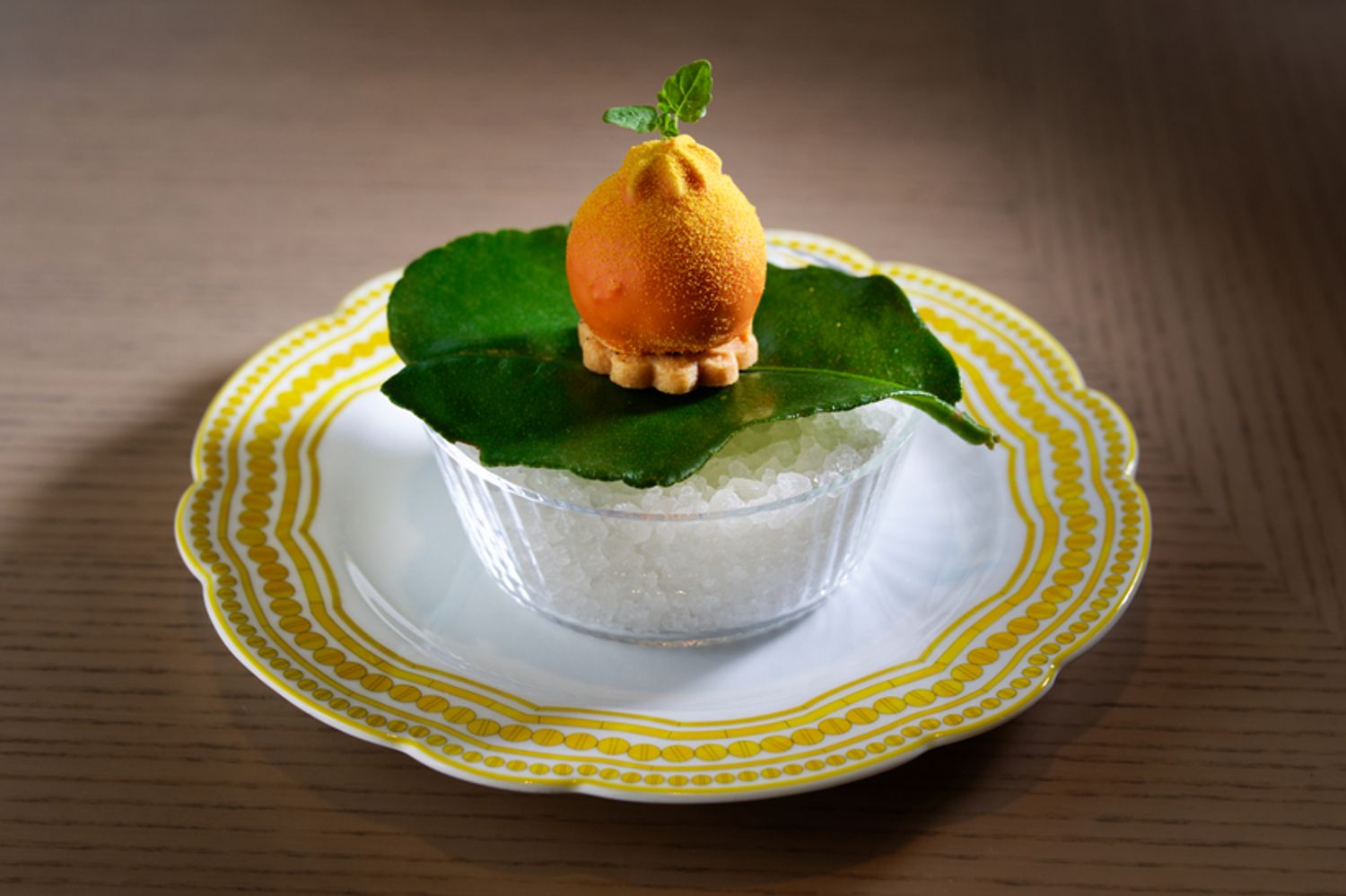 コースの幕開けを飾る「フォアグラとデコポン」は、フランス料理の真髄ともいえるフォアグラと、旬のデコポンを合わせたひと品。フォアグラの濃厚な味わいにデコポンの心地よい酸味が融合する。 