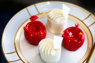 「ベルベットチーズケーキ　ローズ」（写真左右）は、「ウォルドーフ・アストリア・ニューヨーク」で長く愛されてきたシグネチャーをアレンジしたひと品。1周年を記念し華やかなバラの形に再構築。チョコレートコーティングを割ると、ほどよい酸味のチーズソースが溢れ出す。