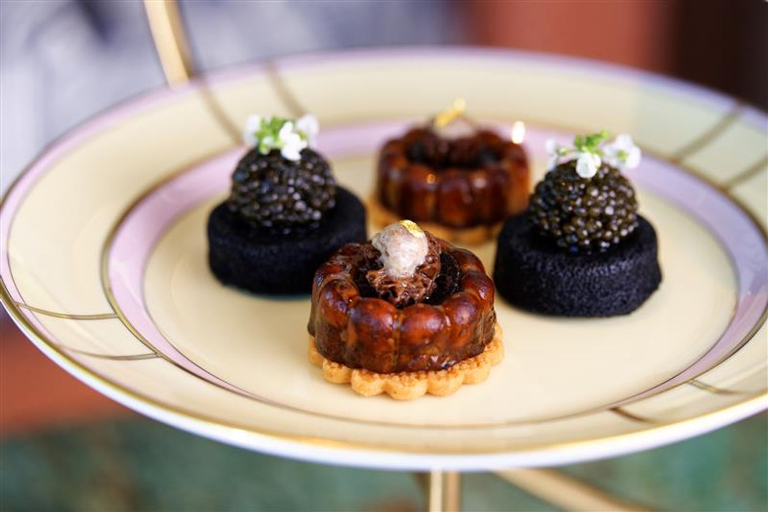 セイボリーの「竹炭のフィナンシェとWAオリジナルキャビア　サワークリーム添え」（写真左右）はファンの多い定番メニュー。キャビアの濃厚な旨みと、カルピスバターの穏やかな塩味が利いたフィナンシェが溶け合う。