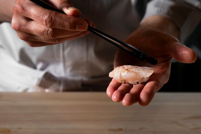 シャリには3種の赤酢を合わせた寿司酢を使用。ほどけるような軽い食感が特徴的。 