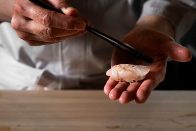 シャリには3種の赤酢を合わせた寿司酢を使用。ほどけるような軽い食感が特徴的。 