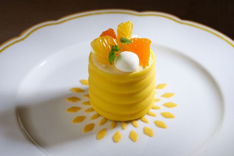 コースの締めくくりに登場するのは、お店を象徴する「ジョリー ブラッスリー シグネチャーチーズケーキ」。チョコレートコーティングを割ると、柑橘を使ったチーズケーキとソースがあふれ、軽やかな酸味とほのかな苦味が絶妙なバランス。