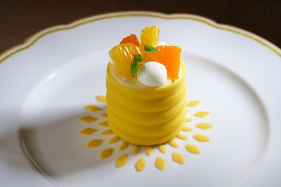 コースの締めくくりに登場するのは、お店を象徴する「ジョリー ブラッスリー シグネチャーチーズケーキ」。チョコレートコーティングを割ると、柑橘を使ったチーズケーキとソースが現れる。軽やかな酸味とほのかな苦味が絶妙なバランス。