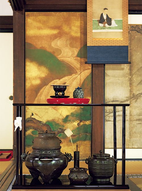 遠州忌の真台子飾り。天板には天目茶碗と茶入が飾られ、左の柱には袱紗が結ばれる。