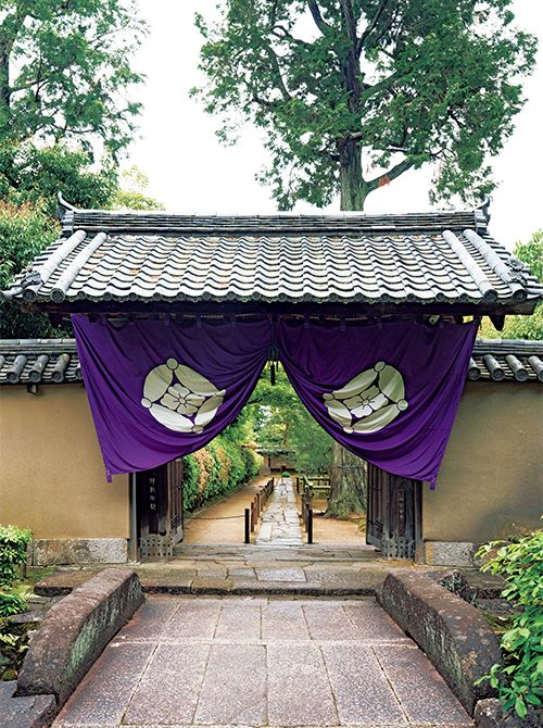 京都・大徳寺塔頭の孤篷（こほう）庵は小堀遠州の菩提寺。毎年5月第2土曜日にゆかりの道具を用いた「遠州忌茶会」が行われ、全国から数寄者や門弟らが集う。