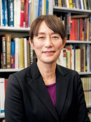 立教大学文学部キリスト教学科教授。専門は西洋中世美術史。ローマ大学大学院に留学後、2000年に東京藝術大学美術研究科を修了、博士（美術）。編著に『教皇庁と美術』（竹林舎）、共著に『キリスト教美術の誕生とビザンティン世界』（中央公論新社）など。ジャケットの下にアメシスト色のニットを着て取材に応じてくださった。