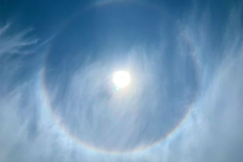 太陽の周りの虹色の輪「ハロ」は5月に多く登場！ 見つけたら雨が降るかもしれません
