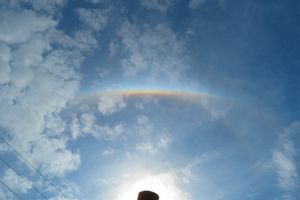 太陽のまわりで見られる多彩な虹色の現象。太陽の高さによって見え方が変わる「タンジェントアーク」