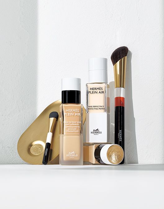 エルメス　右からレ パンソー エルメス ル ペルフェクトゥール 1万9580円〈ブラシ〉エルメス プラン エア バーズ ペルフェクトリス 33ml　1万6500円〈プライマー〉エルメス プラン エア フォン ドゥ タン ソワン 13C（右） 21N（左） 各33ml　各1万9800円〈ともにファンデーション〉 エルメス プラン エア レ ウティ ドゥ タン シュール‒メジュール 3万5200円〈メタルパレット／アプリケーター〉